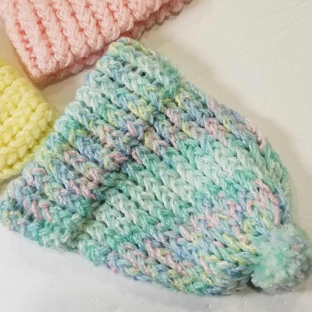 Set of 3 handmade    caps for newborn - Picture 3 of 4